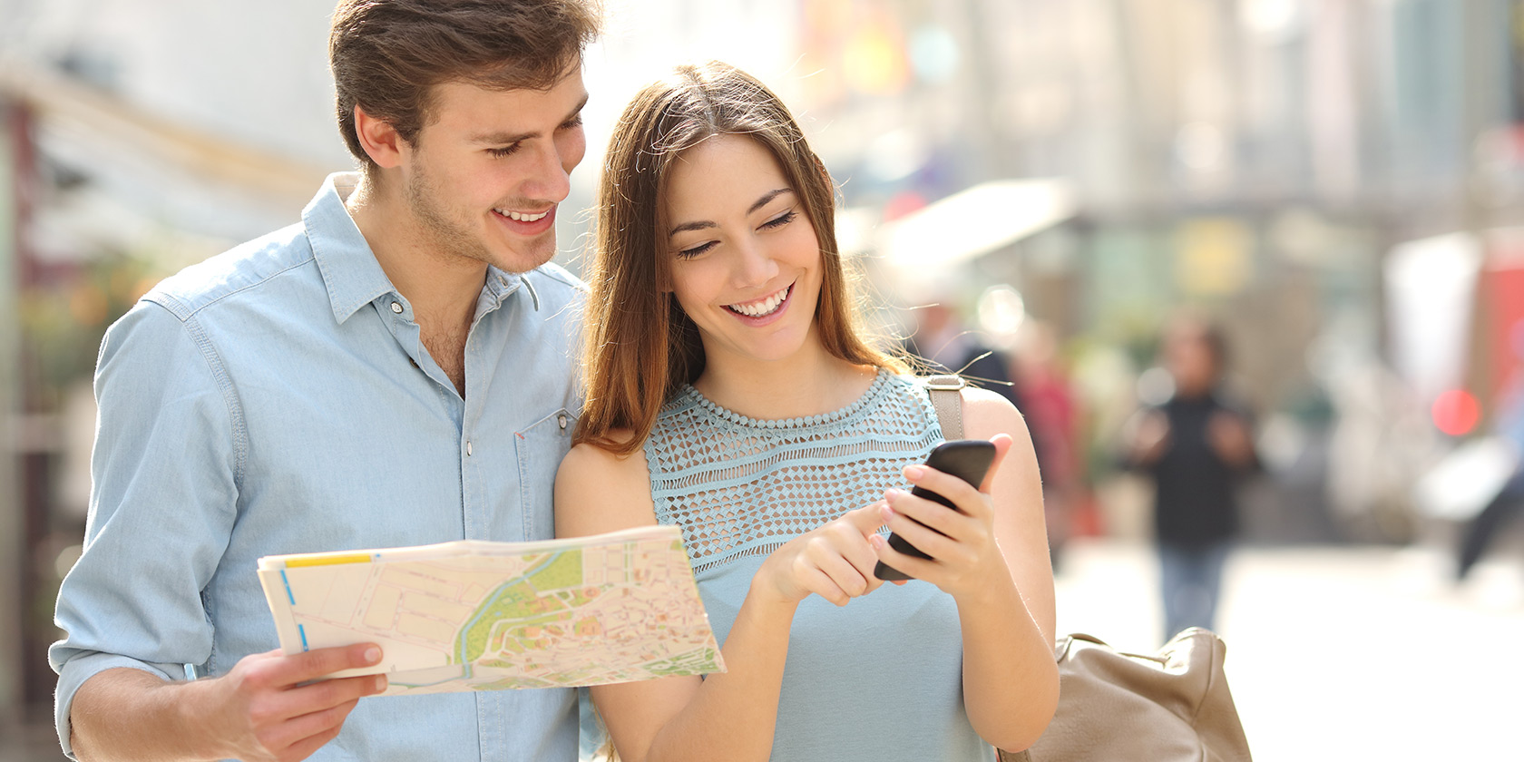 tourists-smartphone